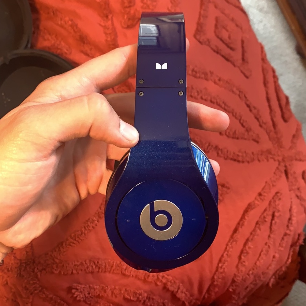 BEATS BY DRE PRO HEADPHONES. Over ear classic